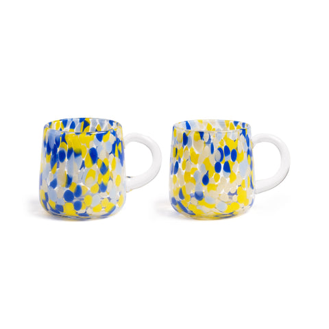 Ein Set aus 2 Glasstassen in getupftem, mehrfarbigem Muster. Diese Glasstassen verleihen Ihrer Wohnkultur einen stilvollen Akzent.