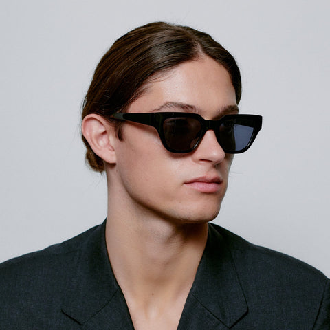 Männer Model trägt A.Kjærbede Sonnenbrille Kaws KL2310 in Farbe black