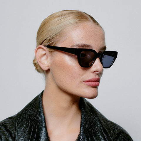 Frauen Model trägt A.Kjærbede Sonnenbrille Kaws KL2310 in Farbe black