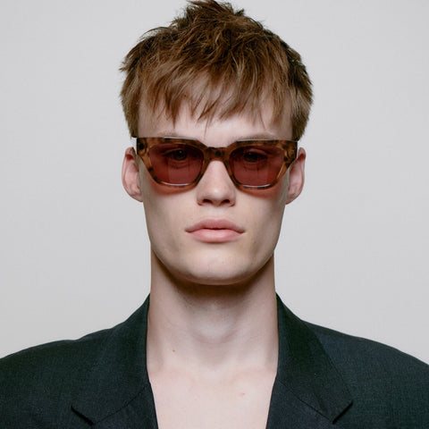 Männer Model trägt A.Kjærbede Sonnenbrille Kaws KL2310 in der Farbe Coquina