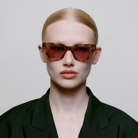 Frauen Model trägt A.Kjærbede Sonnenbrille Kaws KL2310 in der Farbe Coquina