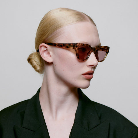 Frauen Model trägt A.Kjærbede Sonnenbrille Kaws KL2310 in der Farbe Coquina