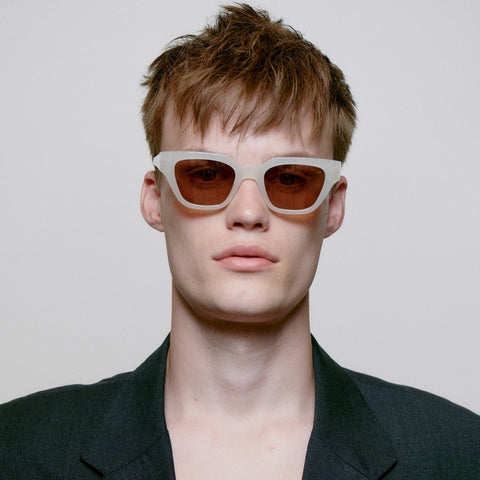 Männer Model trägt A.Kjærbede Sonnenbrille Kaws KL2310 in der Farbe Cream Bone