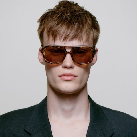 Männer Model trägt A.Kjærbede Sonnenbrille Kaya KL2316 in der Farbe Coquina