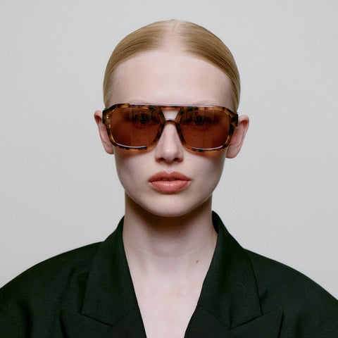 Frauen Model trägt A.Kjærbede Sonnenbrille Kaya KL2316 in der Farbe Coquina