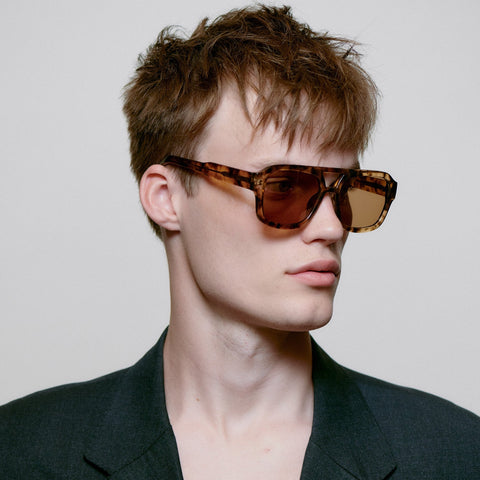 Männer Model trägt A.Kjærbede Sonnenbrille Kaya KL2316 in der Farbe Coquina