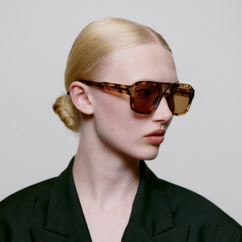 Frauen Model trägt A.Kjærbede Sonnenbrille Kaya KL2316 in der Farbe Coquina