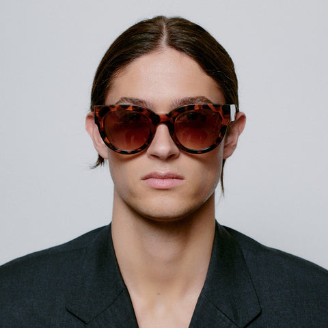 Männer Model trägt A.Kjærbede Sonnenbrille Lilly KL2215 in der Farbe Havana