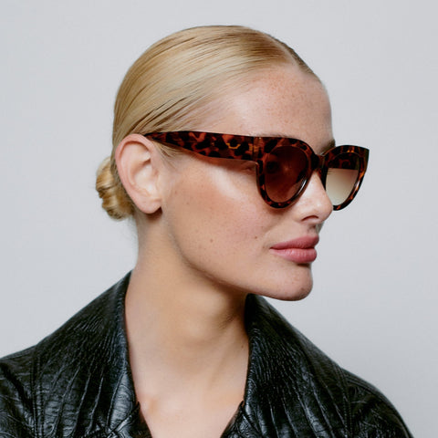 Frauen Model trägt A.Kjærbede Sonnenbrille Lilly KL2215 in der Farbe Havana