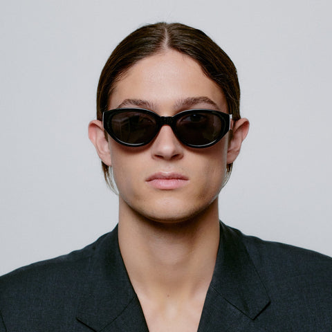 Männer Model trägt A.Kjærbede Sonnenbrille Winnie 18315 in der Farbe Black