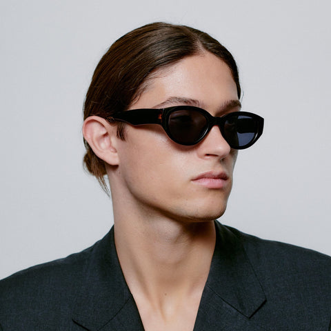 Männer Model trägt A.Kjærbede Sonnenbrille Winnie 18315 in der Farbe Black