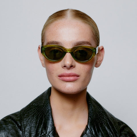 Frauen Model trägt A.Kjærbede Sonnenbrille Winnie 18315 in der Farbe Light Olive Green