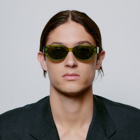 Männer Model trägt A.Kjærbede Sonnenbrille Winnie 18315 in der Farbe Light Olive Green