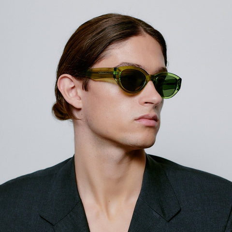 Männer Model trägt A.Kjærbede Sonnenbrille Winnie 18315 in der Farbe Light Olive Green
