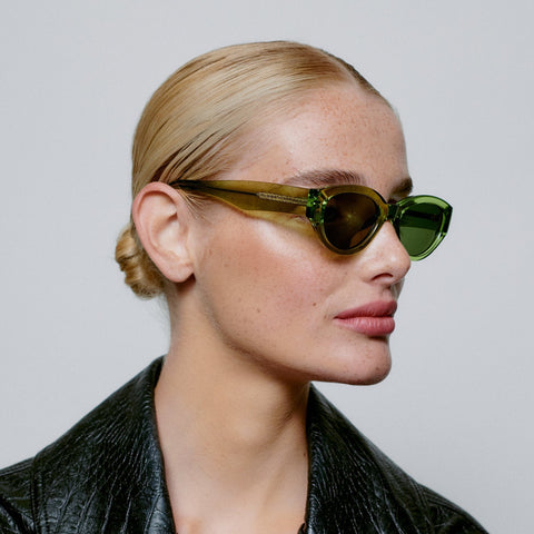 Frauen Model trägt A.Kjærbede Sonnenbrille Winnie 18315 in der Farbe Light Olive Green