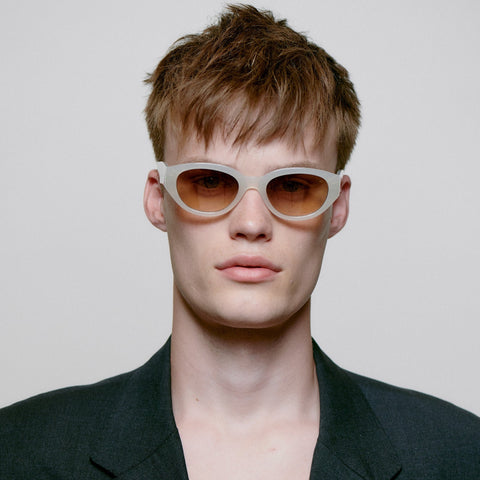 Männer Model trägt A.Kjærbede Sonnenbrille Winnie 18315 in der Farbe Cream Bone