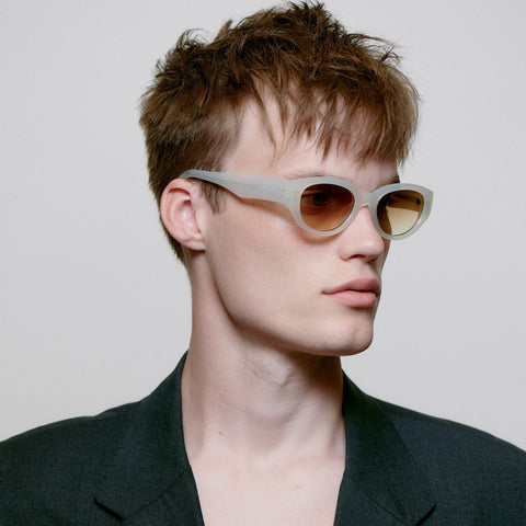 Männer Model trägt A.Kjærbede Sonnenbrille Winnie 18315 in der Farbe Cream Bone