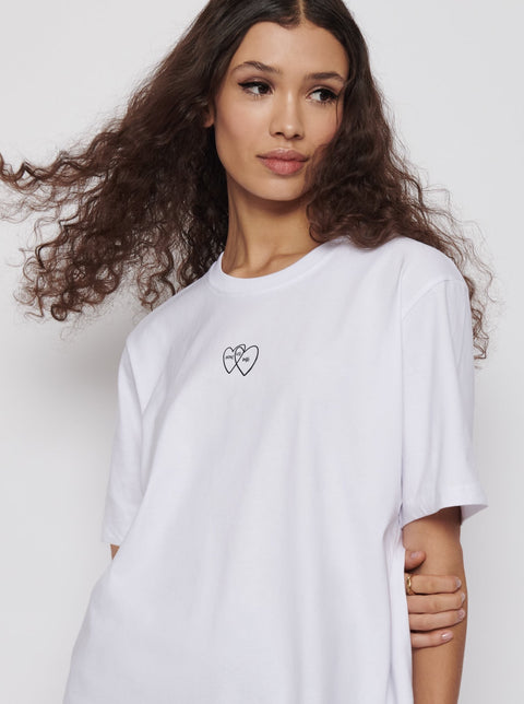 Model trägt Valentinstag Style von HEY SOHO. Weißes T-Shirt mit Herz Print You Me Us in schwarz