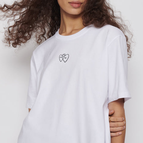 Model trägt Valentinstag Style von HEY SOHO. T-Shirt mit Herz Print in schwarz You Me Us aus Bio-Baumwolle