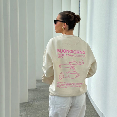 Model trägt HEY SOHO BUONGIORNO Sweater in Natur mit rosa Siebdruck