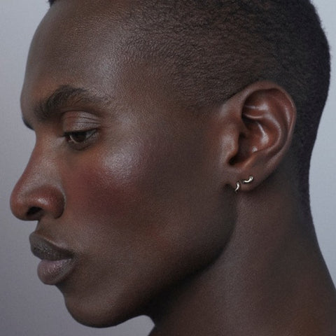 Model trägt Maria Black Halvendet Stud in silver
