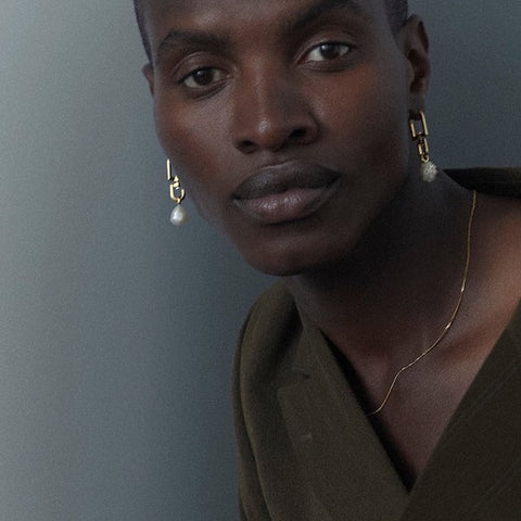 Model trägt Nyhavn Necklace in gold plated mit 18K von Maria Black