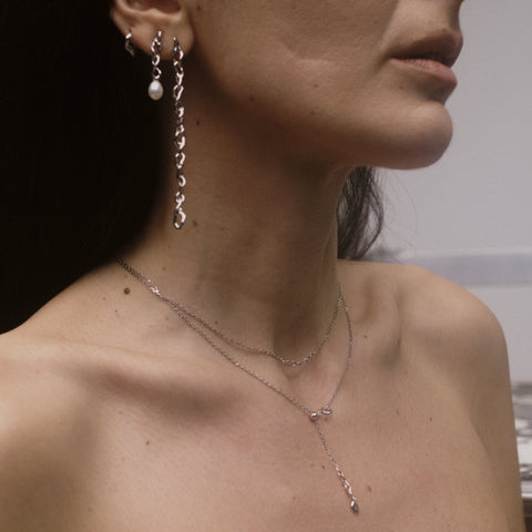 Model trägt Maria Black Caria Necklace in silber