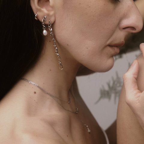 Model trägt Maria Black Caria Necklace in silber