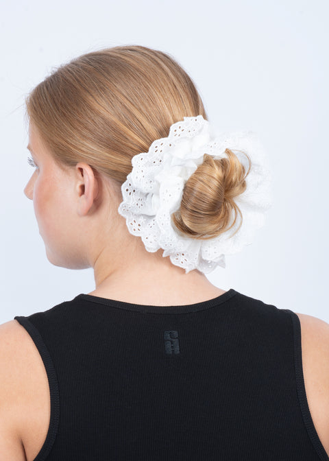 SUI AVA Broderie Scrunchie - bright white