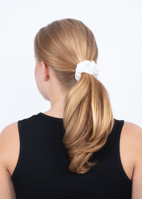 SUI AVA Floral Broderie Scrunchie - white