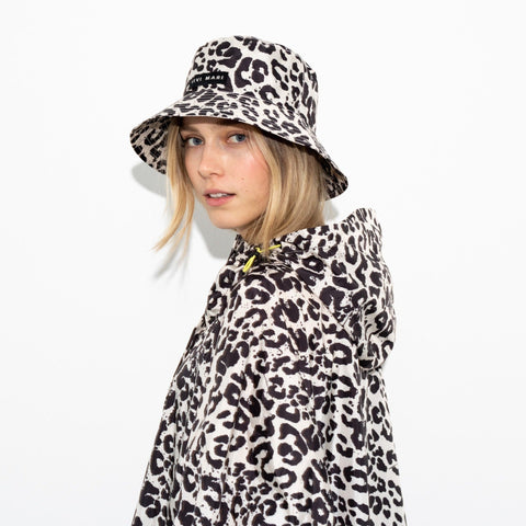 Model trägt VIVI MARI Bucket Hat in Leo Alloverprint black/sand