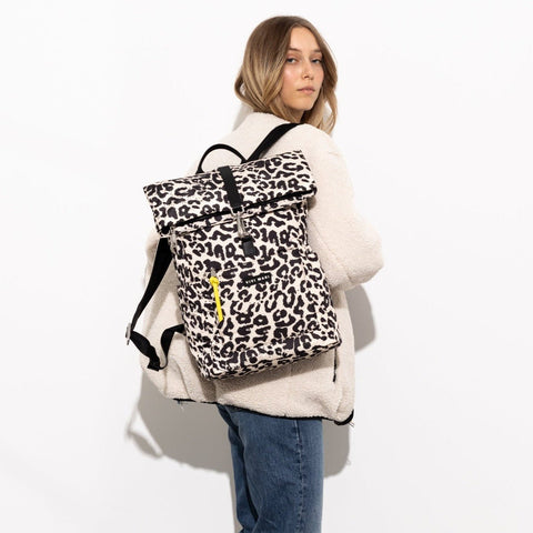 Model trägt VIVI MARI Padded Backpack Medium Leo Splashes black/sand