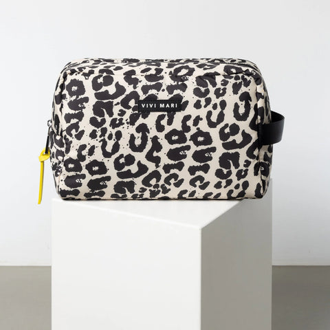 VIVI MARI Toiletry Bag large - leo splashes black/sand