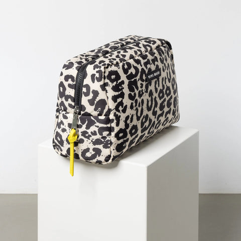 VIVI MARI Toiletry Bag large - leo splashes black/sand