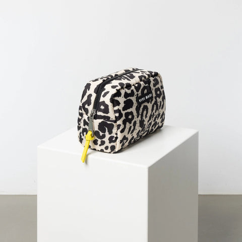 VIVI MARI Toiletry Bag small - leo splashes black/sand