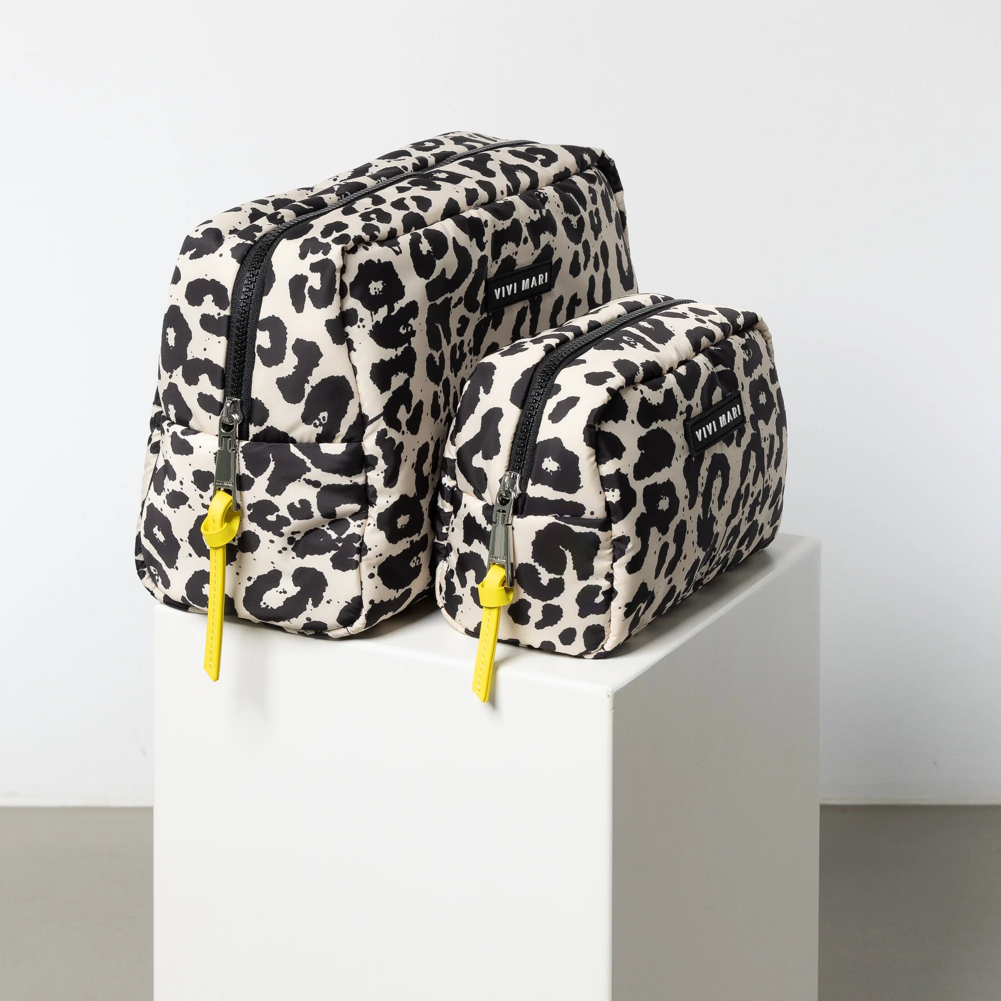 VIVI MARI Toiletry Bag small - leo splashes black/sand