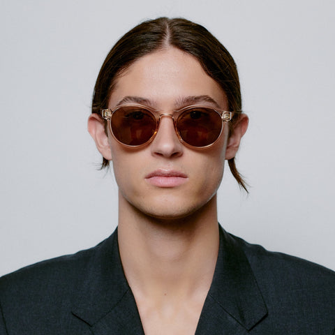 Männer Model trägt A.Kjærbede Sonnenbrille Marvin KL1708 in der Farbe Champagne