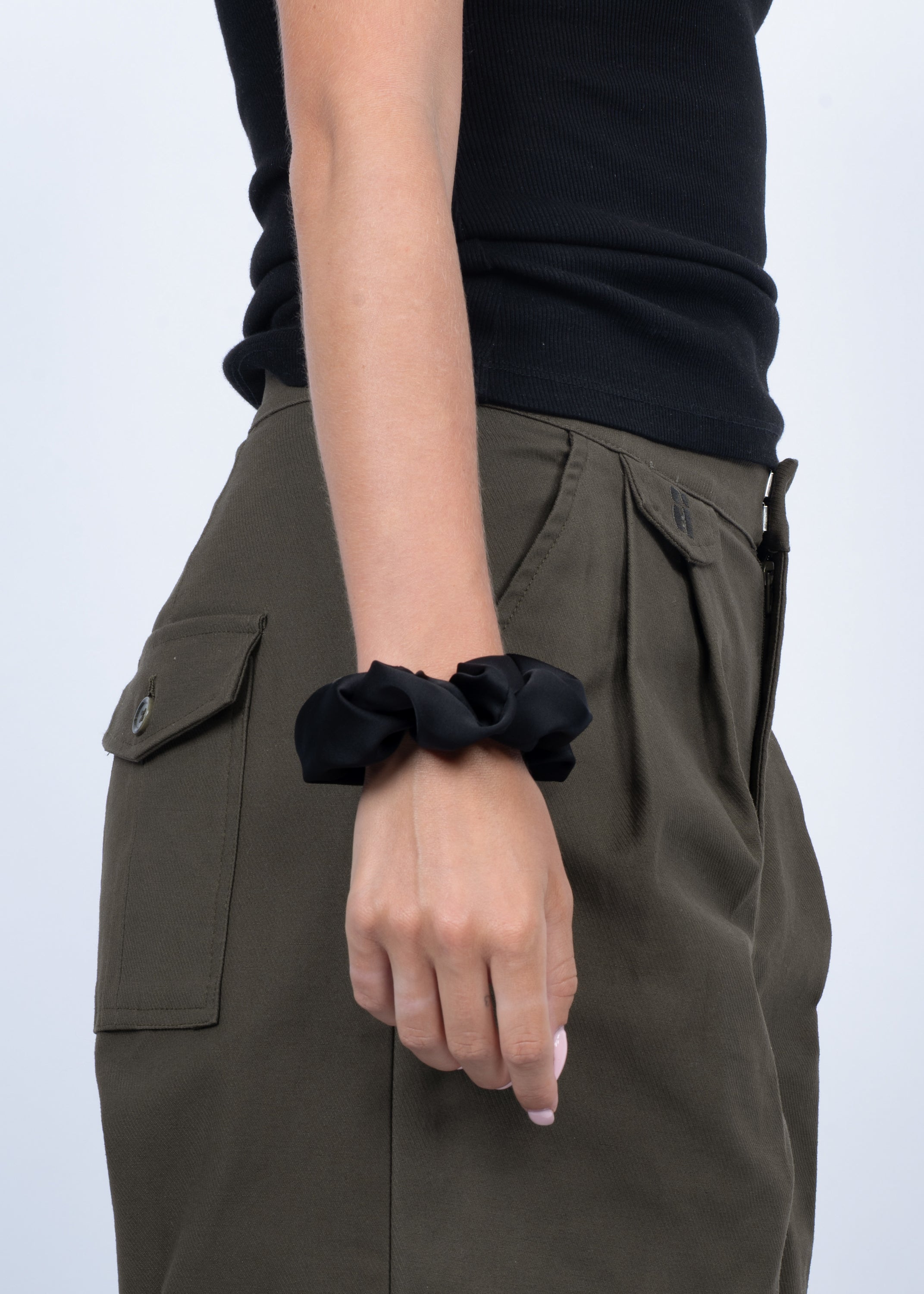 SUI AVA Ribbon Scrunchie - black