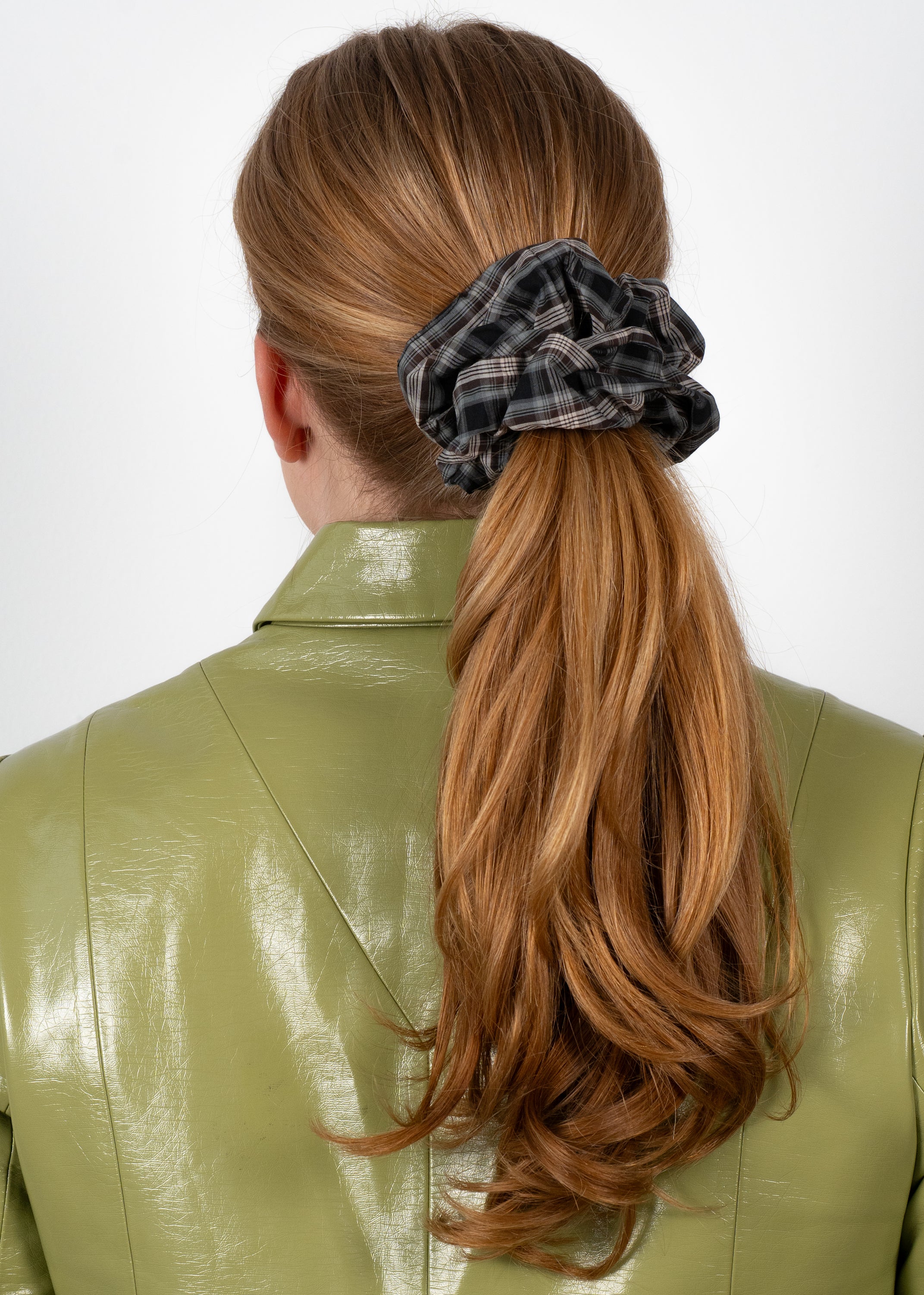 SUI AVA Tartan Scrunchie - brown/grey