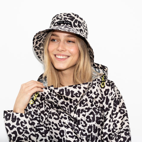 VIVI MARI Bucket Hat in Leo Alloverprint black/sand