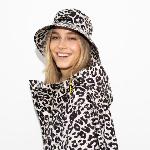 VIVI MARI Bucket Hat in Leo Alloverprint black/sand