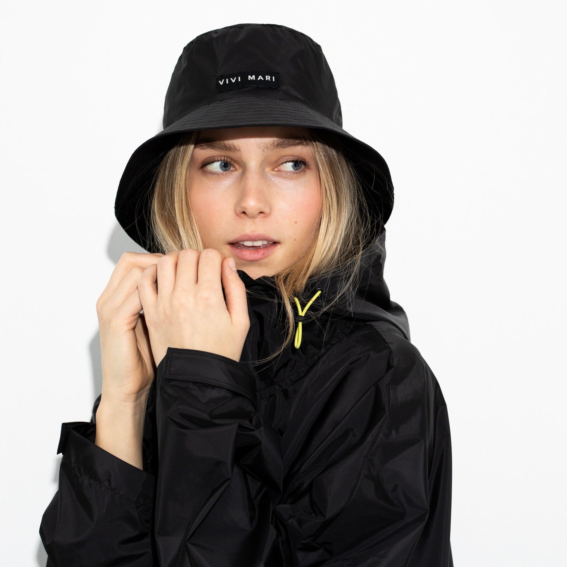 Model trägt VIVI MARI Bucket Hat solid black
