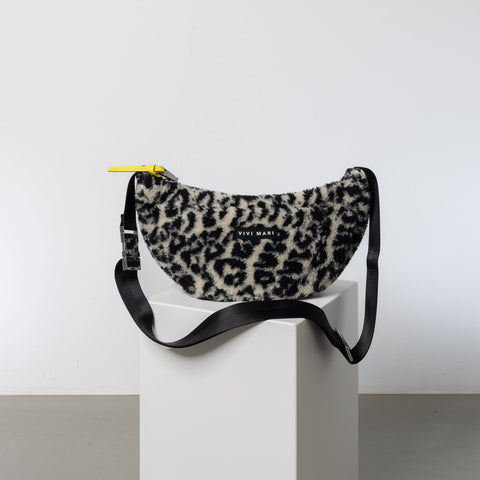 VIVI MARI Teddy Hip Bag medium - leo splashes black/sand