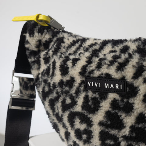 VIVI MARI Teddy Hip Bag medium - leo splashes black/sand