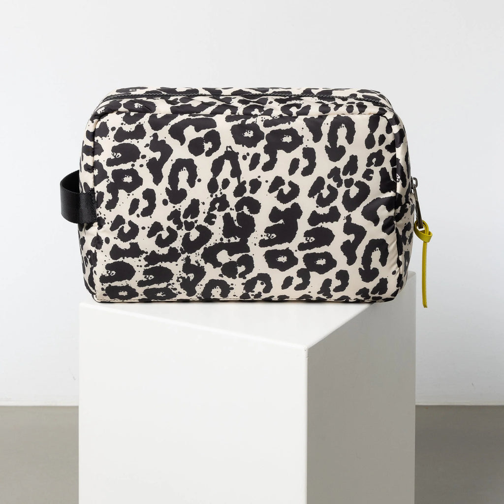VIVI MARI Toiletry Bag large - leo splashes black/sand