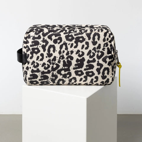VIVI MARI Toiletry Bag large - leo splashes black/sand