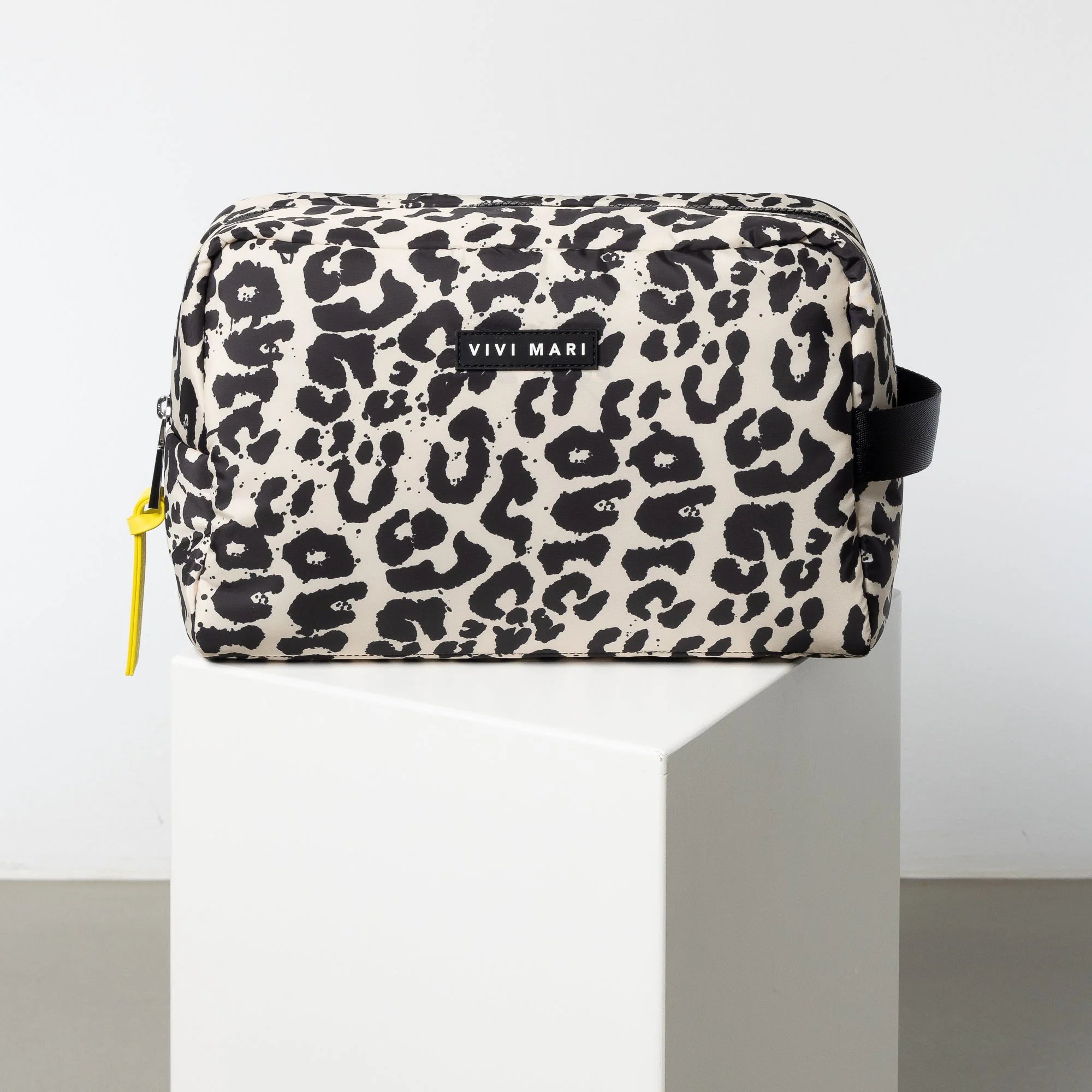 VIVI MARI Toiletry Bag large - leo splashes black/sand