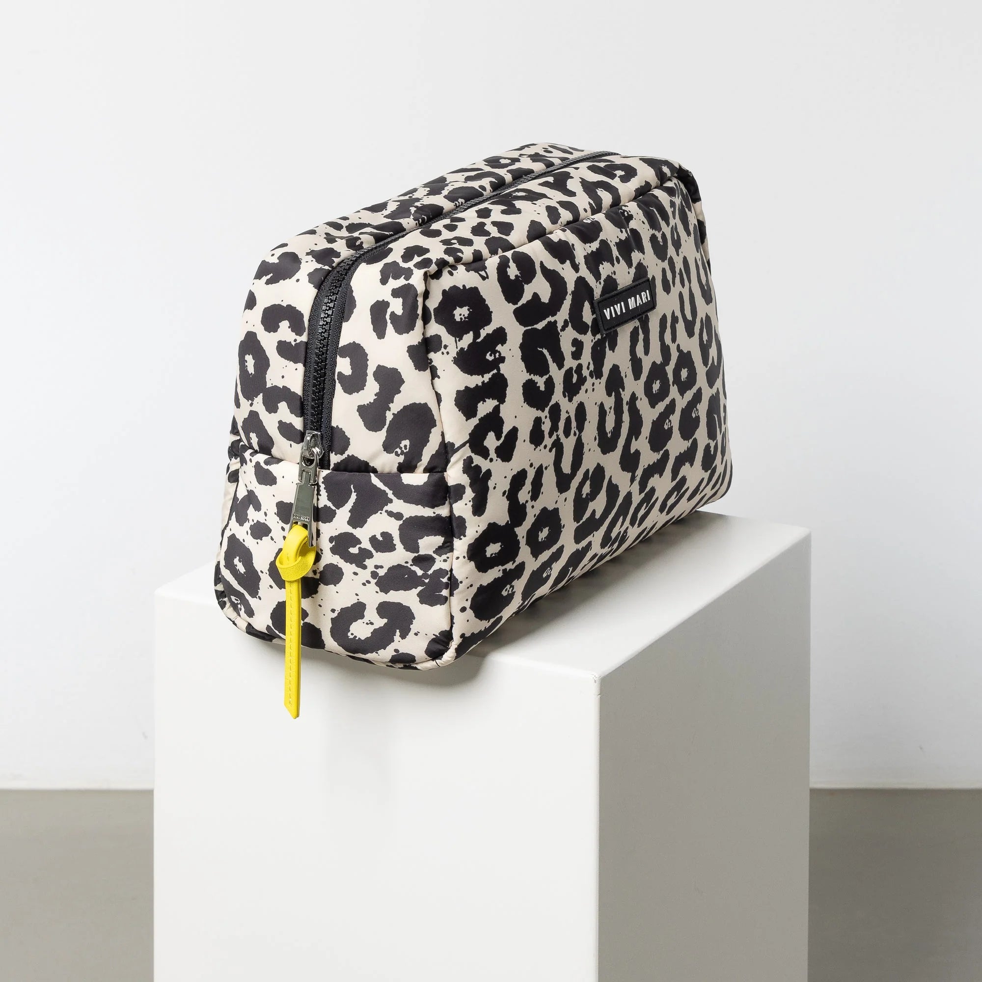 VIVI MARI Toiletry Bag large - leo splashes black/sand