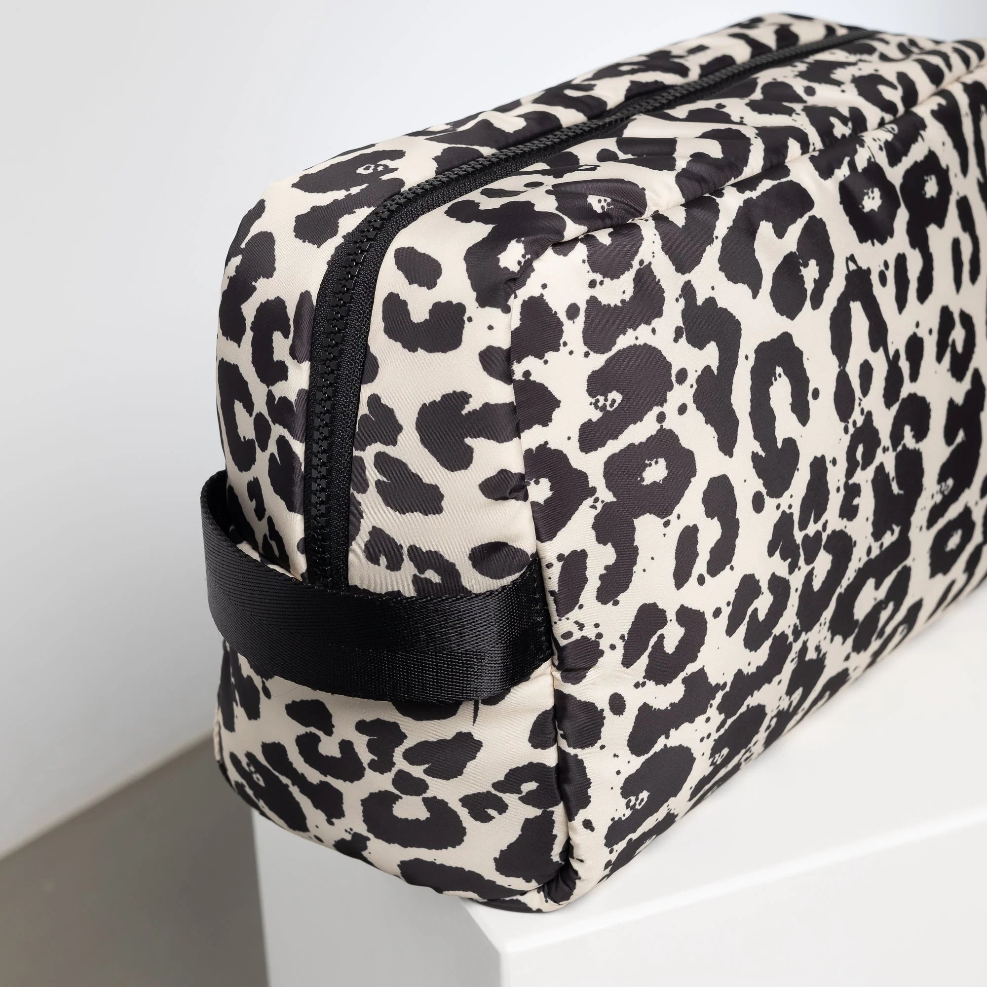 VIVI MARI Toiletry Bag large - leo splashes black/sand