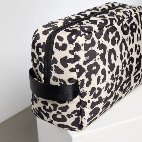VIVI MARI Toiletry Bag large - leo splashes black/sand